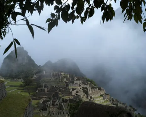 Boulders on Train Tracks Strand 900 Travelers en route to Peru's Historic Site